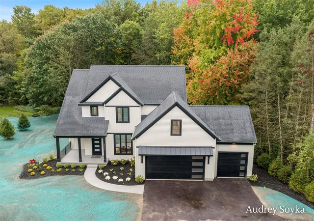 Photo 3 of Single family home for sale at 8234 Cascade Rd, Ada, MI 49301 | MLS# 70536880 | Listing updated on 2026-10-19