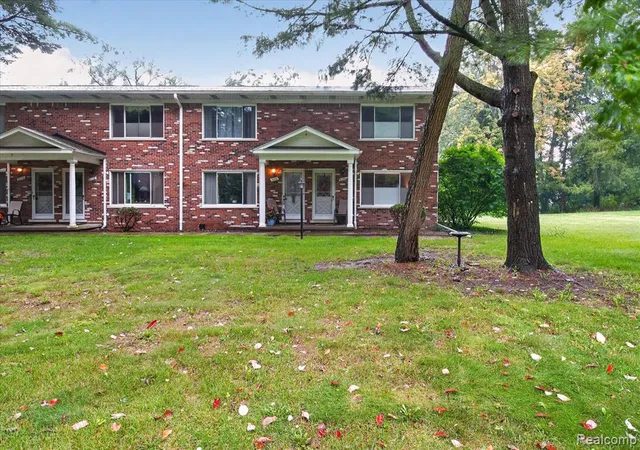 Listing Photo 1 - Condo for sale in building located at 5106 Kintyre Ln, Brighton, MI 48116 - Unit #