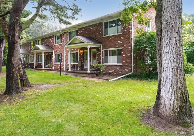 Listing Photo 4 - Condo for sale in building located at 5106 Kintyre Ln, Brighton, MI 48116