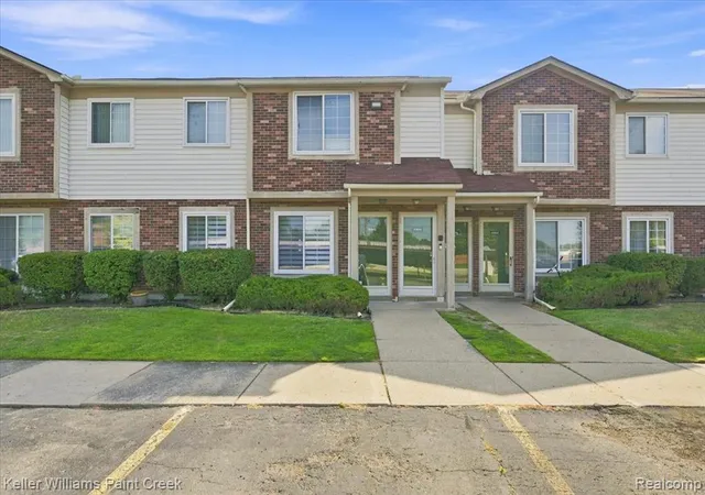 Photo 2 of Sale Pending at 31842 Kelly Rd #3, Roseville, MI 48066 | MLS# 61025584 | Listing updated on 2026-09-30