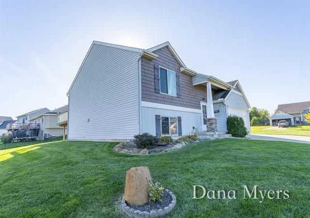 Photo 2 of Single family home for sale at 460 Green Ridge Dr, Caledonia, MI 49316 | MLS# 70563811 | Listing updated on 2026-10-12