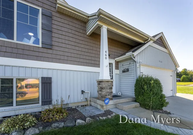 Photo 3 of Single family home for sale at 460 Green Ridge Dr, Caledonia, MI 49316 | MLS# 70563811 | Listing updated on 2026-10-12