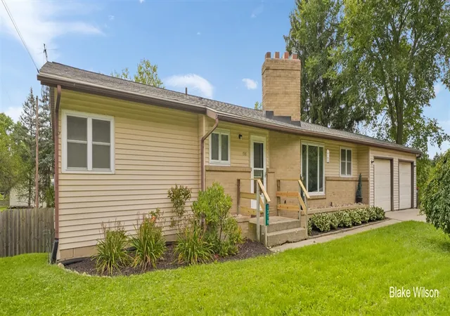Photo 2 of Sale Pending at 1318 Forest Hl Ave, Grand Rapids, MI 49546 | MLS# 70557989 | Listing updated on 2026-09-17