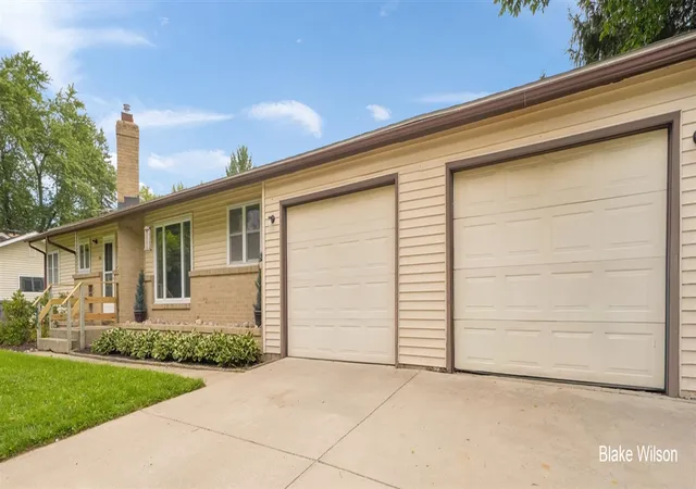 Photo 3 of Sale Pending at 1318 Forest Hl Ave, Grand Rapids, MI 49546 | MLS# 70557989 | Listing updated on 2026-09-17