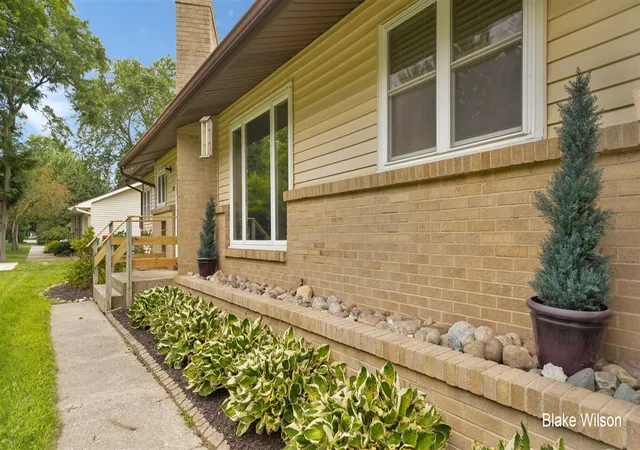 Photo 3 of Sale Pending at 1318 Forest Hl Ave, Grand Rapids, MI 49546 | MLS# 70557989 | Listing updated on 2026-09-17