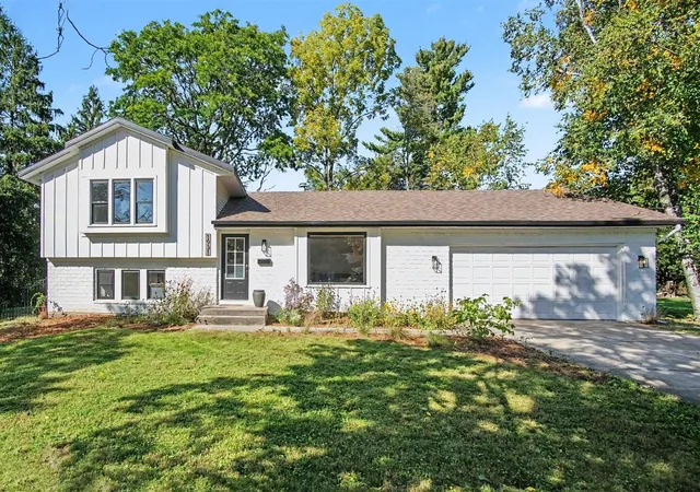 Photo 1 of Sale Pending at 1931 Lonsdale Dr, Grand Rapids, MI 49503 | MLS# 70561658 | Listing updated on 2026-10-13