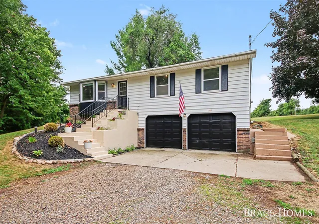 Photo 3 of Single family home for sale at 2880 15 Mile Rd, Sparta, MI 49345 | MLS# 70549871 | Listing updated on 2026-09-17