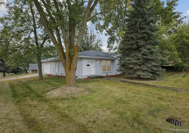 Photo 1 of Single family home for sale at 207 W Tienken Rd, Rochester Hills, MI 48306 | MLS# 61029320 | Listing updated on 2026-10-29