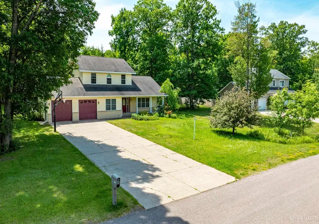 Photo 1 of Single family home for sale at 1909 Robindale Dr, Houghton, MI 49931 | MLS# 50213911 | Listing updated on 2026-09-10