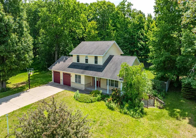 Photo 2 of Single family home for sale at 1909 Robindale Dr, Houghton, MI 49931 | MLS# 50213911 | Listing updated on 2026-09-10