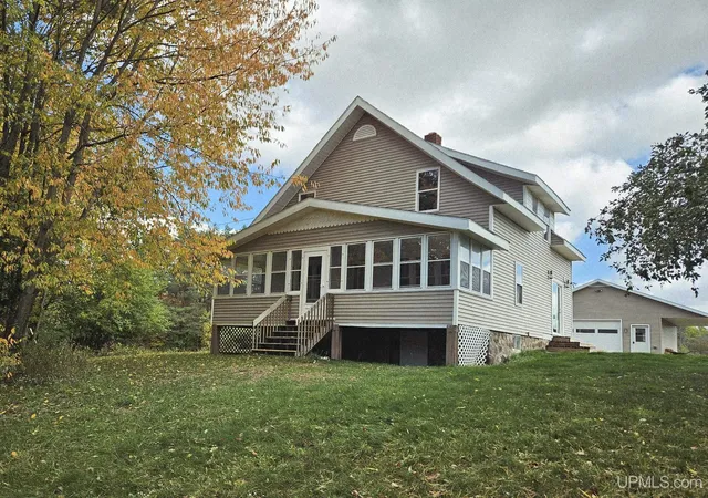 Photo 3 of Single family home for sale at E5755 Bluffview Rd, Ironwood, MI 49938 | MLS# 50220250 | Listing updated on 2026-10-13