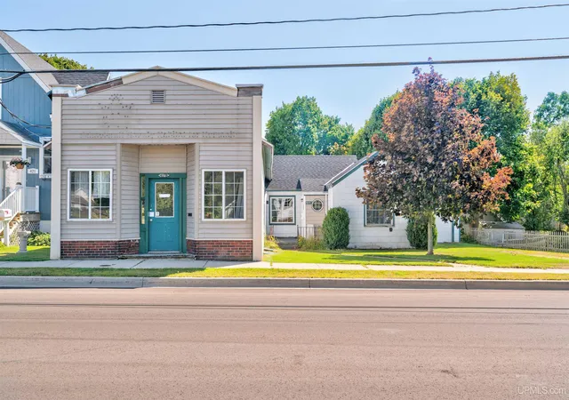 Photo 1 of Single family home for sale at 415 Oak St, Manistique, MI 49854 | MLS# 50220493 | Listing updated on 2026-09-03