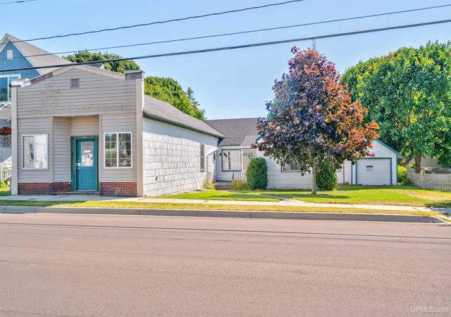 Photo 4 of Single family home for sale at 415 Oak St, Manistique, MI 49854 | MLS# 50220493 | Listing updated on 2026-09-03