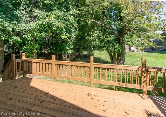 Listing Photo 5 - Condo for sale in building located at 1821 Van Hl Ct, Rochester, MI 48309