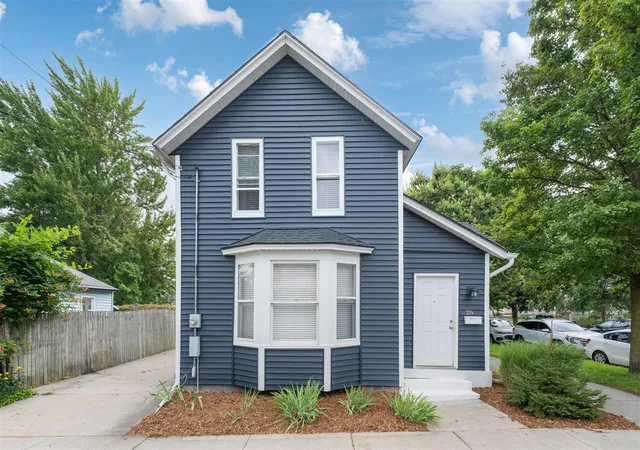 Photo 2 of Single family home for sale at 26 Dennis Ave, Grand Rapids, MI 49506 | MLS# 70555077 | Listing updated on 2026-09-02