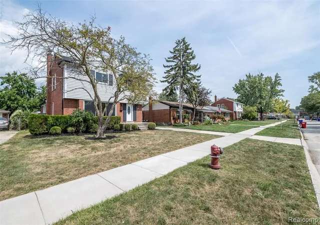 Photo 2 of Single family home for sale at 18259 Spring Ct, Fraser, MI 48026 2431 | MLS# 61025703 | Listing updated on 2026-10-01