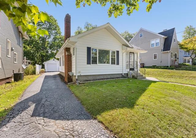 Photo 4 of Single family home for sale at 115 S Thompson St, Jackson, MI 49203 | MLS# 70553892 | Listing updated on 2026-09-14