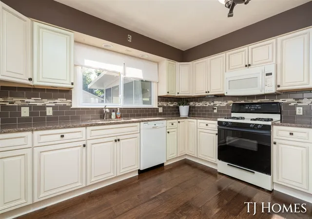 Photo 3 of Single family home for sale at 8 Wallinwood Ave, Grand Rapids, MI 49503 | MLS# 70543861 | Listing updated on 2026-09-01