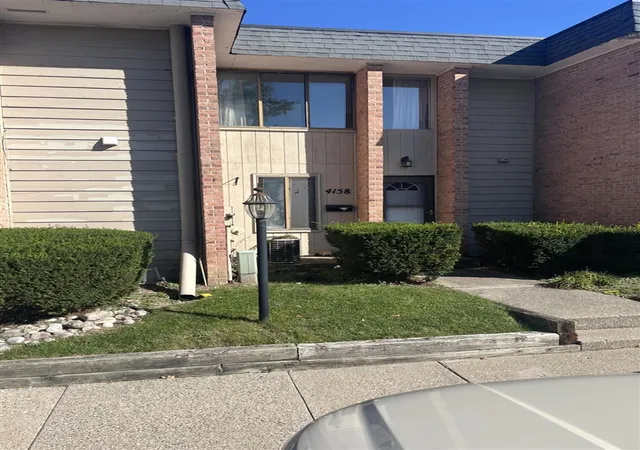 Listing Photo 2 - Condo for sale in building located at 4158 E Saxony Dr, Grand Rapids, MI 49508