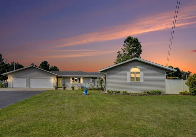 Photo 2 of Single family home for sale at 12996 Bayview Dr, Vicksburg, MI 49097 | MLS# 70555598 | Listing updated on 2026-09-12