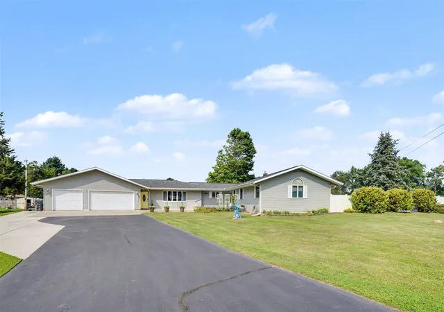 Photo 3 of Single family home for sale at 12996 Bayview Dr, Vicksburg, MI 49097 | MLS# 70555598 | Listing updated on 2026-09-12