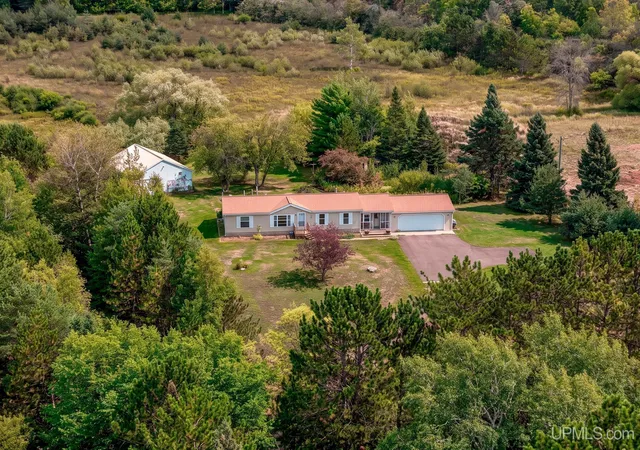 Photo 3 of Single family home for sale at 10380 N Lake Rd, Ironwood, MI 49938 | MLS# 50222273 | Listing updated on 2026-10-07