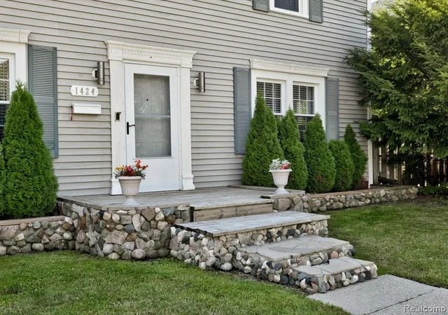 Photo 3 of Single family home for sale at 1424 Court St, Port Huron, MI 48060 | MLS# 61028484 | Listing updated on 2026-09-26