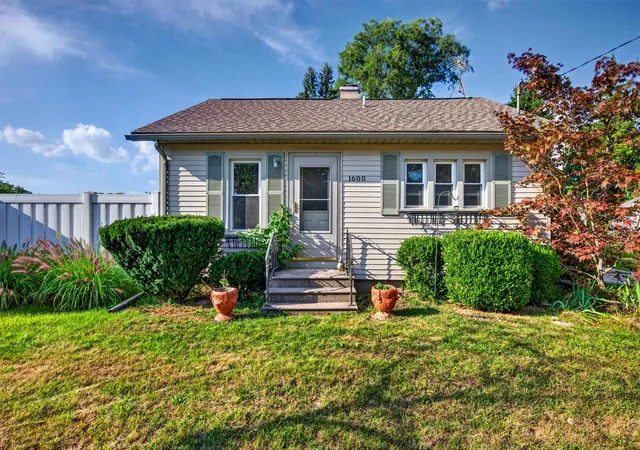 Photo 1 of Single family home for sale at 1600 Dilloway Dr, Midland, MI 48640 | MLS# 50220931 | Listing updated on 2026-09-14