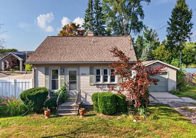 Photo 2 of Single family home for sale at 1600 Dilloway Dr, Midland, MI 48640 | MLS# 50220931 | Listing updated on 2026-09-14