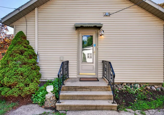 Photo 3 of Single family home for sale at 1600 Dilloway Dr, Midland, MI 48640 | MLS# 50220931 | Listing updated on 2026-09-14
