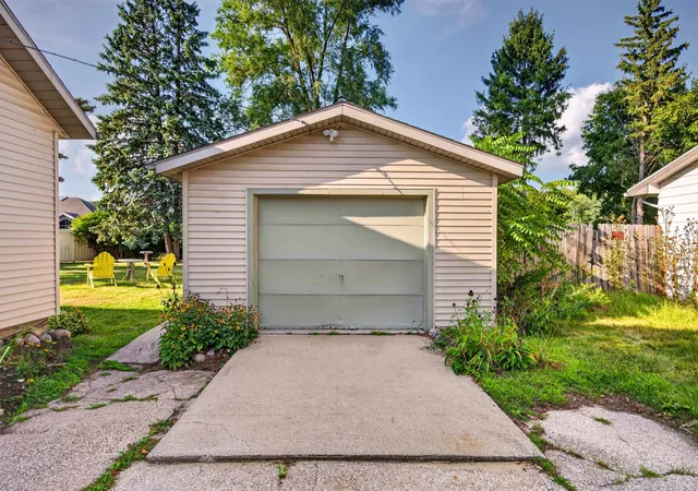 Photo 3 of Single family home for sale at 1600 Dilloway Dr, Midland, MI 48640 | MLS# 50220931 | Listing updated on 2026-09-14