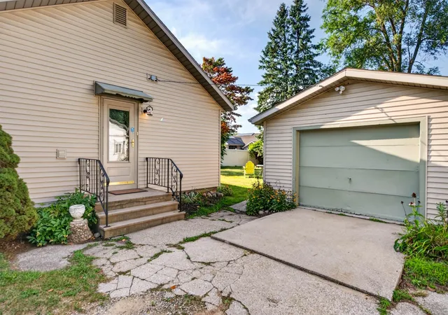 Photo 4 of Single family home for sale at 1600 Dilloway Dr, Midland, MI 48640 | MLS# 50220931 | Listing updated on 2026-09-14