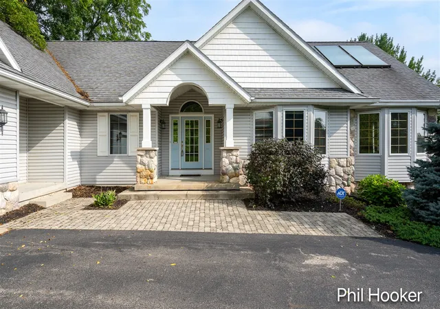 Photo 2 of Sale Pending at 6211 Royalton Dr, Caledonia, MI 49316 | MLS# 70556441 | Listing updated on 2026-09-13
