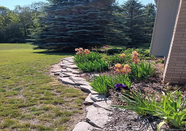 Photo 4 of Single family home for sale at 725 S Sashabaw Rd, Ortonville, MI 48462 9162 | MLS# 61014515 | Listing updated on 2026-10-29