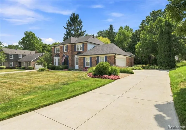 Photo 3 of Single family home for sale at 22555 Shadowglen Dr, Farmington Hills, MI 48335 | MLS# 61027051 | Listing updated on 2026-10-18