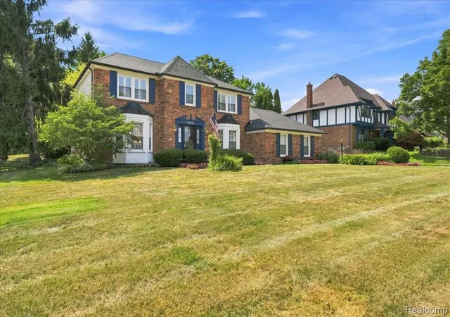 Photo 4 of Single family home for sale at 22555 Shadowglen Dr, Farmington Hills, MI 48335 | MLS# 61027051 | Listing updated on 2026-10-18
