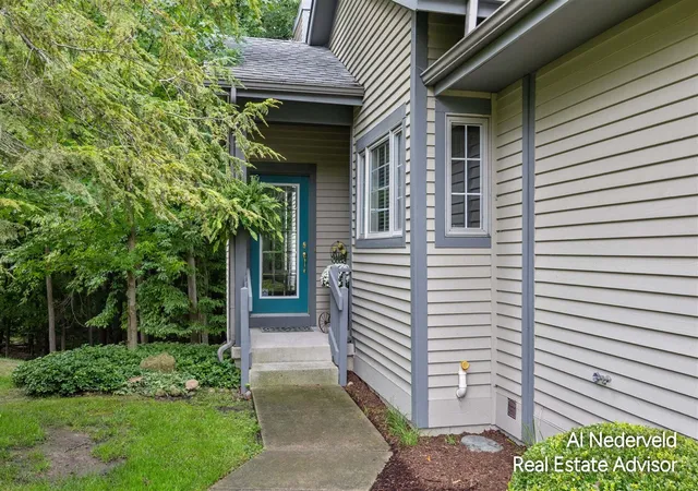 Photo 3 of Sale Pending at 2126 S Cross Crk Dr, Grand Rapids, MI 49508 | MLS# 70555119 | Listing updated on 2026-09-04