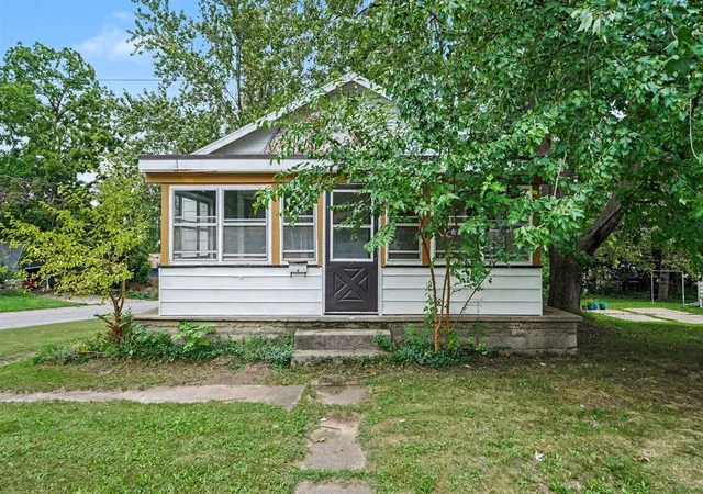 Photo 1 of Single family home for sale at 952 Calvary Ave, Grand Rapids, MI 49504 | MLS# 70557136 | Listing updated on 2026-09-08