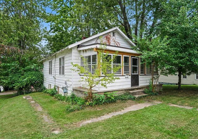 Photo 3 of Single family home for sale at 952 Calvary Ave, Grand Rapids, MI 49504 | MLS# 70557136 | Listing updated on 2026-09-08