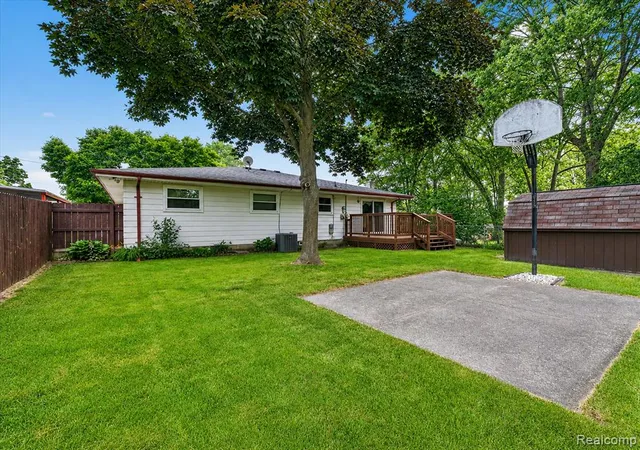 Photo 1 of Single family home for sale at 2721 Edgefield Dr, Waterford, MI 48328 3205 | MLS# 61008637 | Listing updated on 2026-10-25