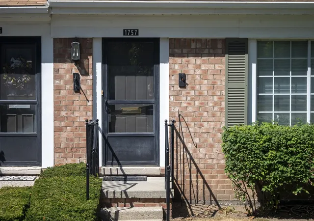 Listing Photo 3 - Condo for sale in building located at 1757 Wickham St, Royal Oak, MI 48073