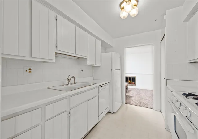 Listing Photo 4 - Condo for sale in building located at 1757 Wickham St, Royal Oak, MI 48073