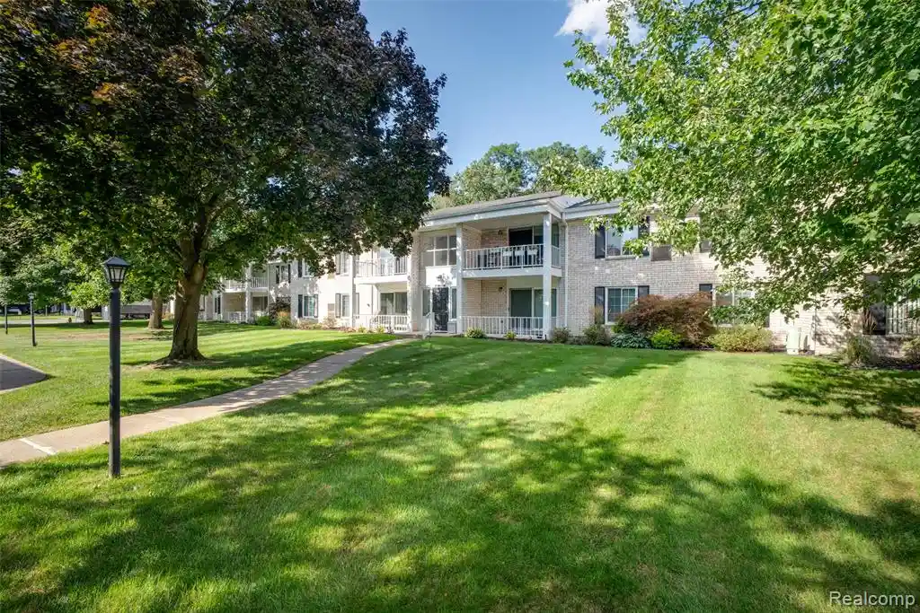 Listing Photo 2 - Condo for sale in 35972 Ann Arbor Trl located at 35972 Ann Arbor Trl, Livonia, MI 48150 - Unit 35972 Ann Arbor Trl