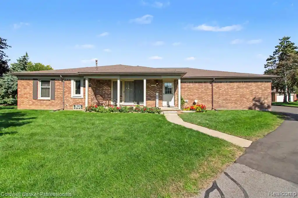 Listing Photo 2 - Condo for sale in 49280 Arlington Ct located at 49280 Arlington Ct, Shelby Township, MI 48315 - Unit 49280 Arlington Ct