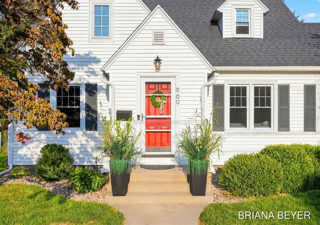 Photo 3 of Sale Pending at 669 Columbia Ave, Holland, MI 49423 | MLS# 70555370 | Listing updated on 2026-09-03