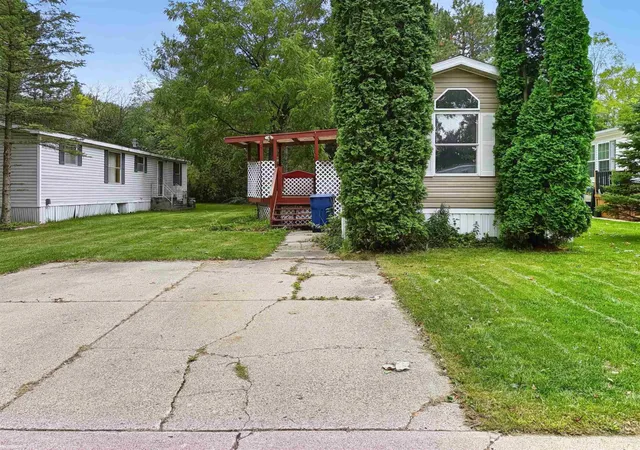 Photo 2 of Manufactured home for sale at 225 Warwick Way, Auburn Hills, MI 48326 | MLS# 50222877 | Listing updated on 2026-10-05