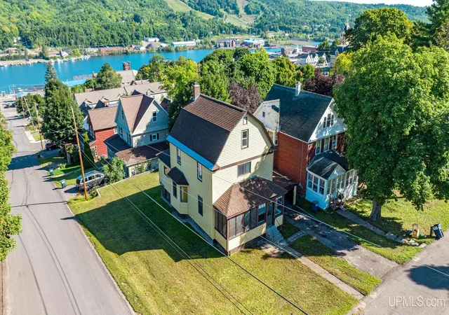Photo 4 of Single family home for sale at 200 E Douglass Ave, Houghton, MI 49931 | MLS# 50220570 | Listing updated on 2026-09-02