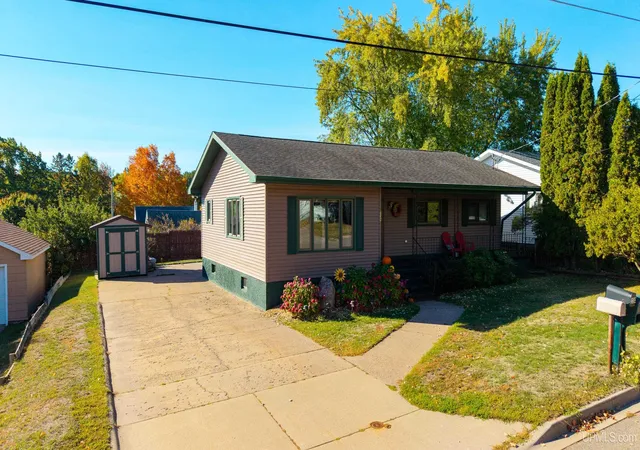 Photo 1 of Single family home for sale at 329 Mesnard St, Marquette, MI 49855 | MLS# 50224490 | Listing updated on 2026-10-12