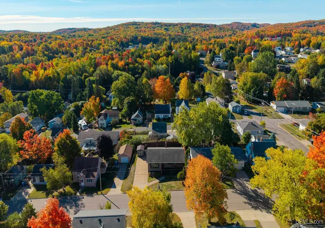 Photo 3 of Single family home for sale at 329 Mesnard St, Marquette, MI 49855 | MLS# 50224490 | Listing updated on 2026-10-12