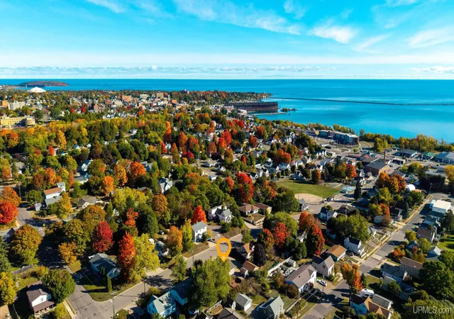 Photo 4 of Single family home for sale at 329 Mesnard St, Marquette, MI 49855 | MLS# 50224490 | Listing updated on 2026-10-12